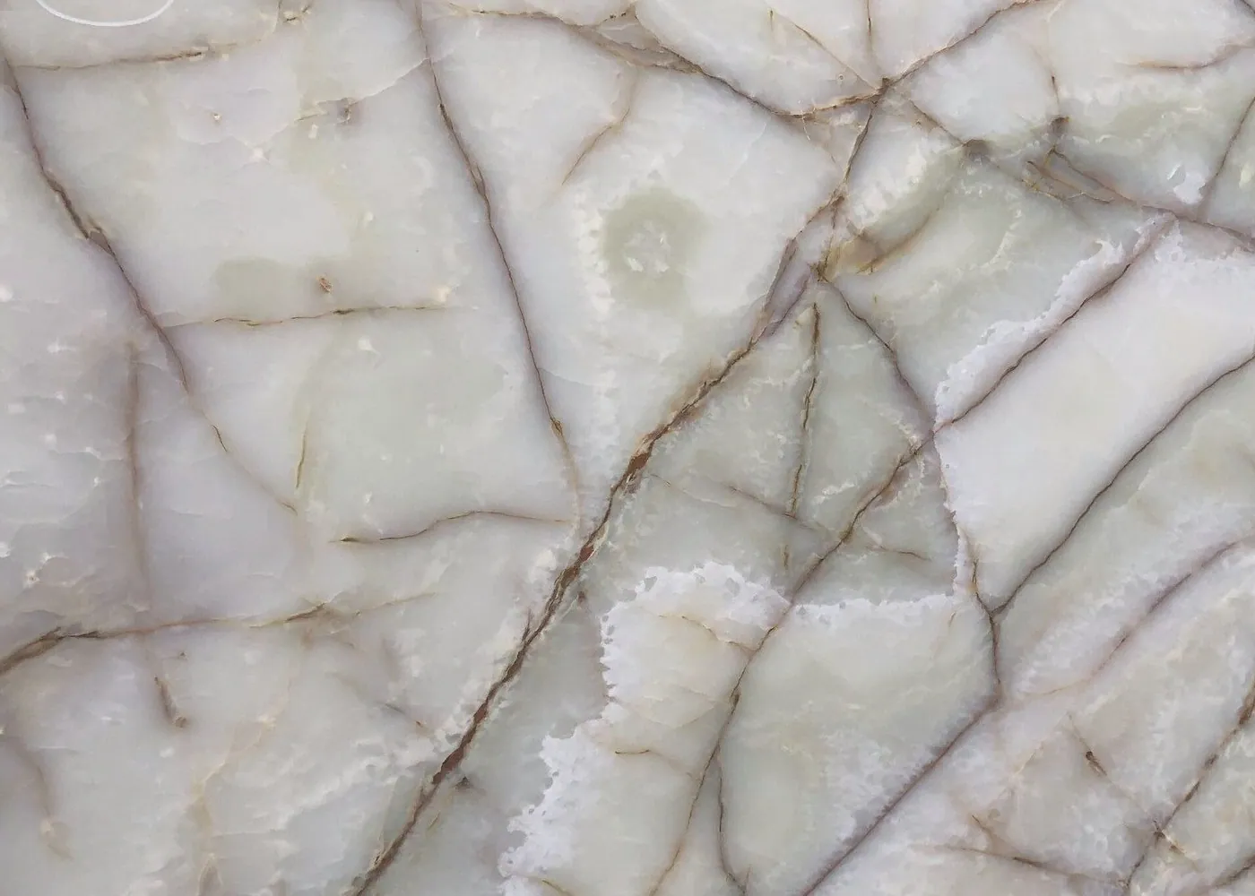 White Onyx kőtábla közelről, arany erezettel